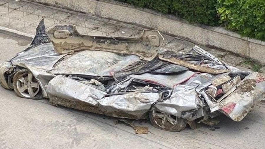 Ankara'da otomobil istinat duvarının altında kaldı