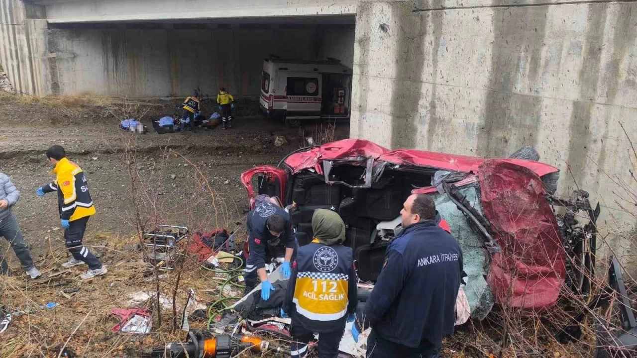 Ankara'da otomobil şarampole uçtu: 5 ölü