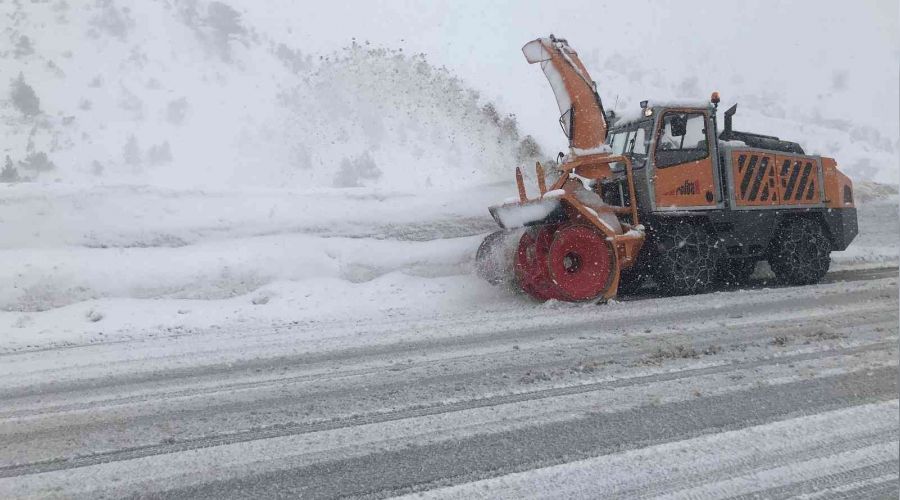 Antalya-Konya karayolunda kar kalınlığı 60 cm