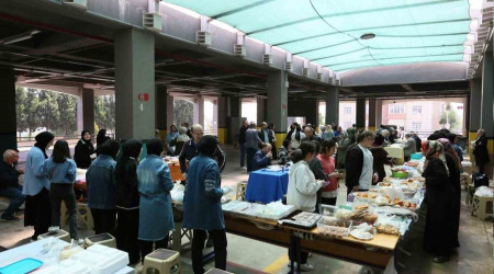 Atık malzemelerden oluşturdukları ürünleri depremzedeler için sergilediler