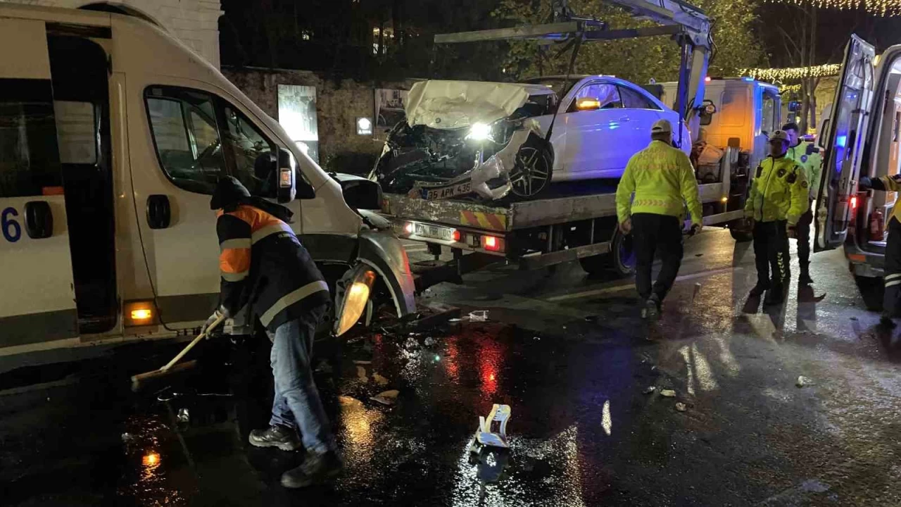 Beşiktaş'ta servis minibüsü ve otomobil kafa kafaya çarpıştı: 9 yaralı