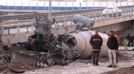 Beton mikseri viyadükten uçtu: 1 ölü