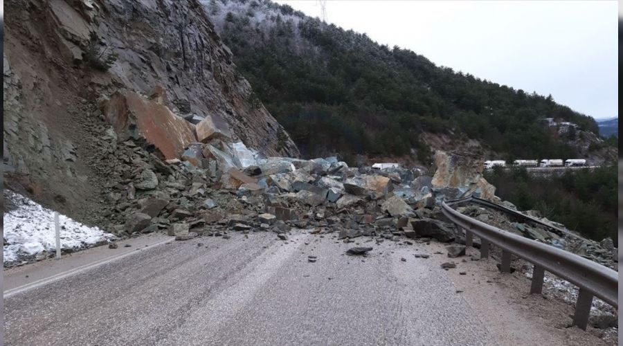 Bolu-Zonguldak yolunda heyelan engeli  