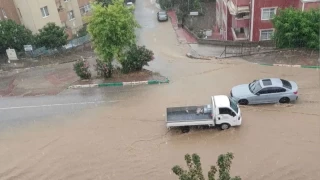 Bursa'da aniden bastran yamur, hayat fel etti