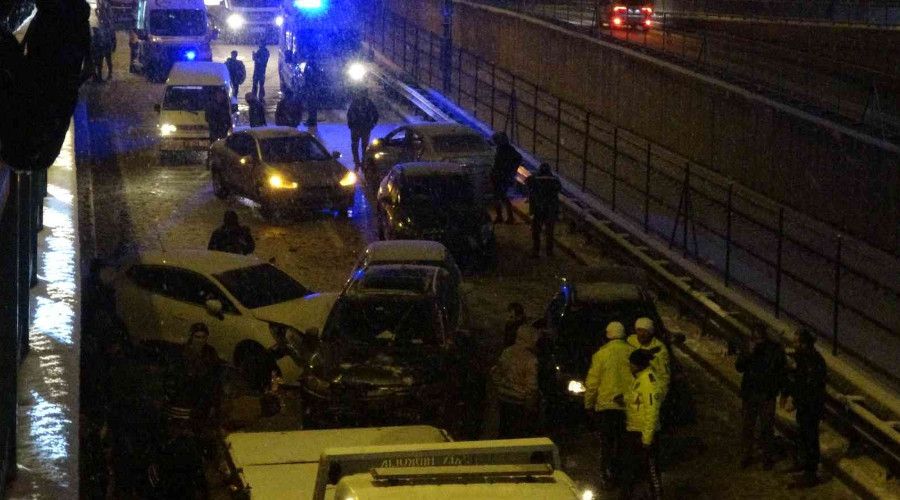 Bursa'da yol buz pistine döndü : 11 araç birbirine girdi