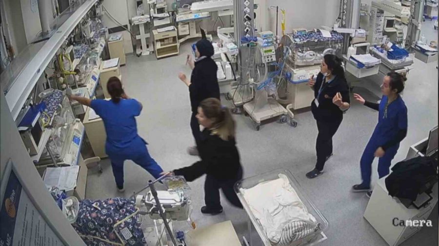 Deprem anında hemşireler bebekleri düşündü