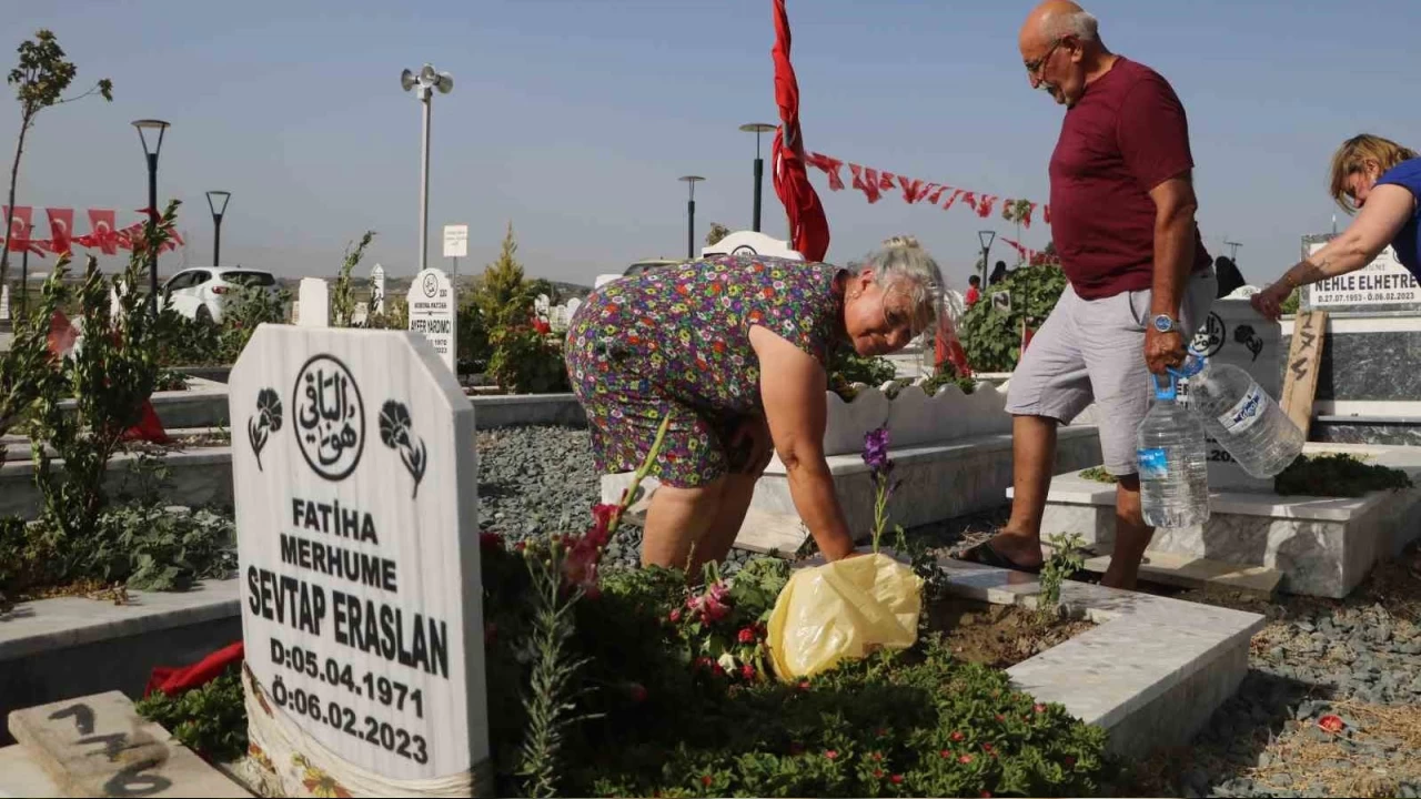 Deprem mezarlığında buruk arefe