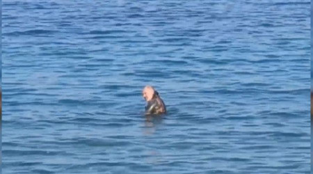 Dondurucu soğukta denize girdi