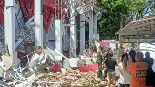 Endonezya'da 7,4 büyüklüğünde deprem