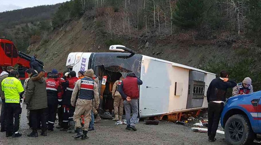 Erzincan'da yolcu otobs devrildi