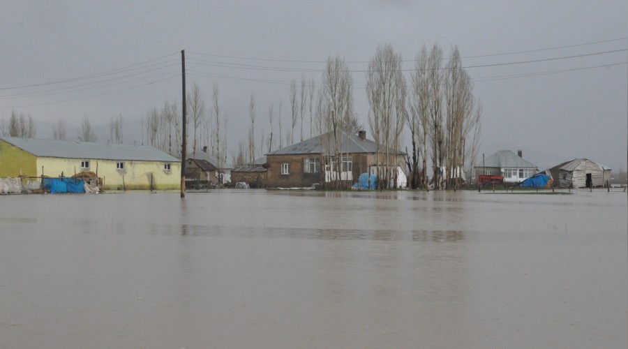 Evler ve iş yerleri sular altında kaldı