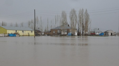 Evler ve iş yerleri sular altında kaldı
