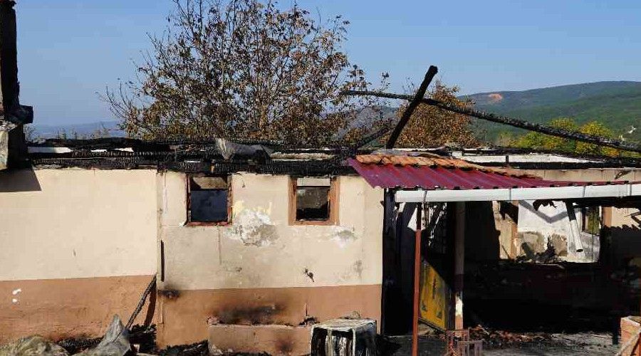 Gizlice girdiği evde yanarak hayatını kaybetti
