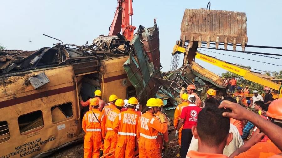 Hindistan'daki tren kazasında ölü sayısı 13'e yükseldi