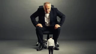 İşçiyi aşağılayan patron şimdi yandı