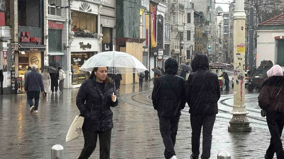 İstanbul'da soğuk hava ve yağmur etkili oluyor