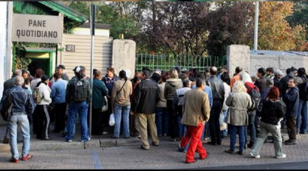 İtalya'da yardıma muhtaçların kuyrukları uzuyor