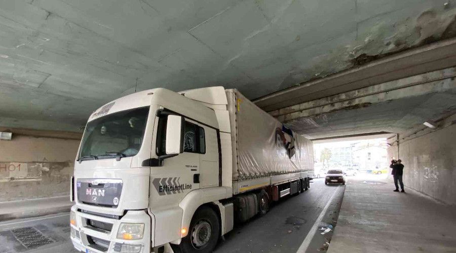 Kadıköy'de alt geçide takılan tır 3 saatte kurtarılabildi