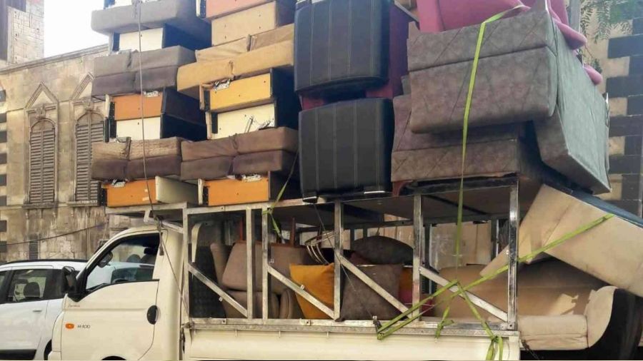 Kanepe yüklü kamyonet görenleri şaşırttı