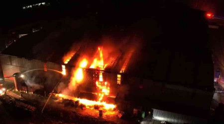 Kartepe'de plastik fabrikasında yangın