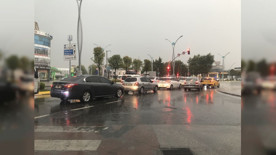 Kısa süren sağanak sokakları dereye çevirdi