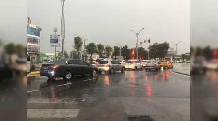 Kısa süren sağanak sokakları dereye çevirdi