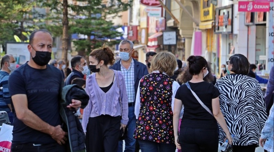 Kısıtlama öncesi vatandaş sokaklarda