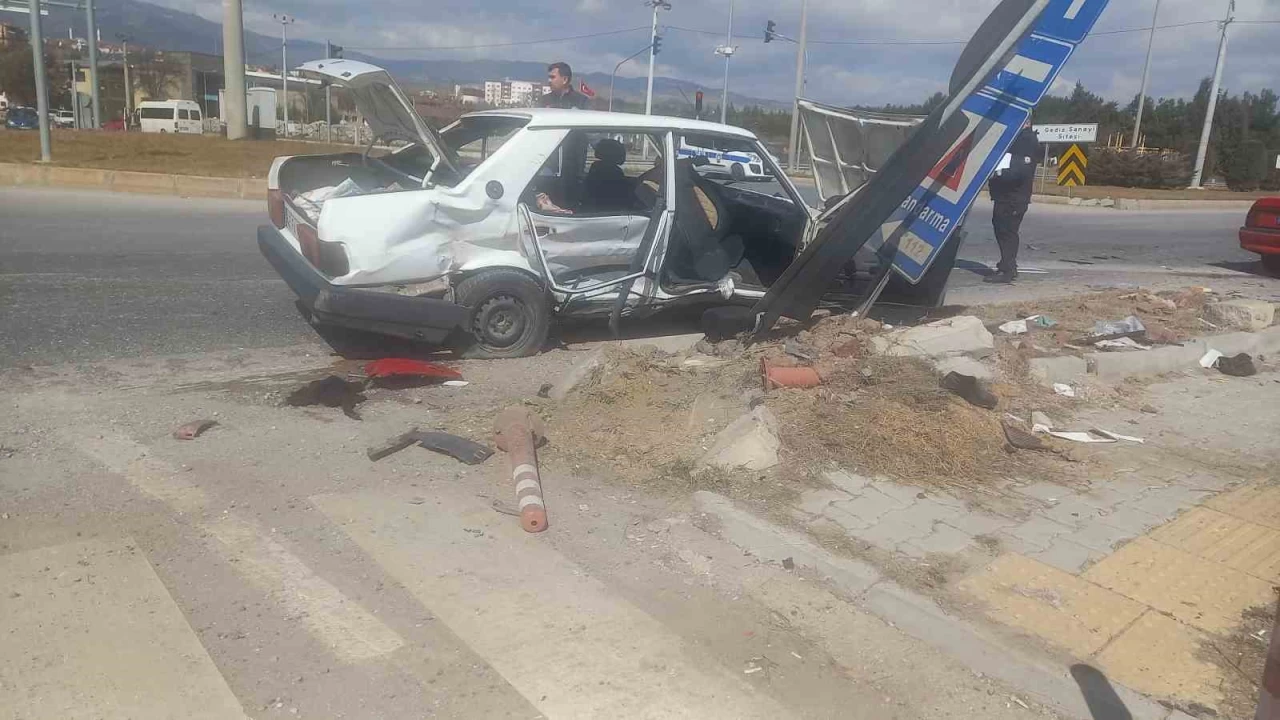 Ktahya Gediz'de trafik kazas: 3 l, 2 yaral