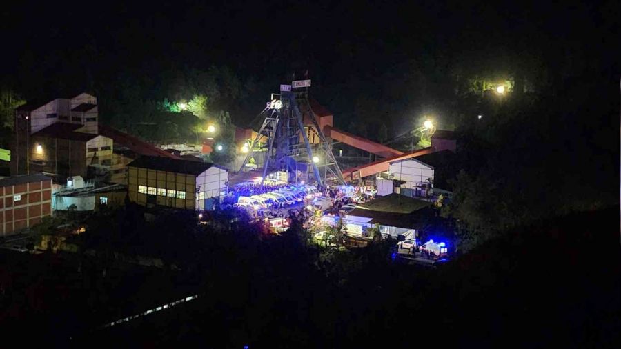 Madendeki patlamada yaralanan işçiler hastaneye kaldırılıyor