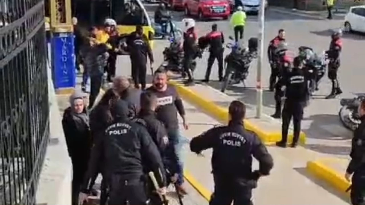 Mardin'de adliye önünde silahlı kavga: 2'si ağır 10 yaralı