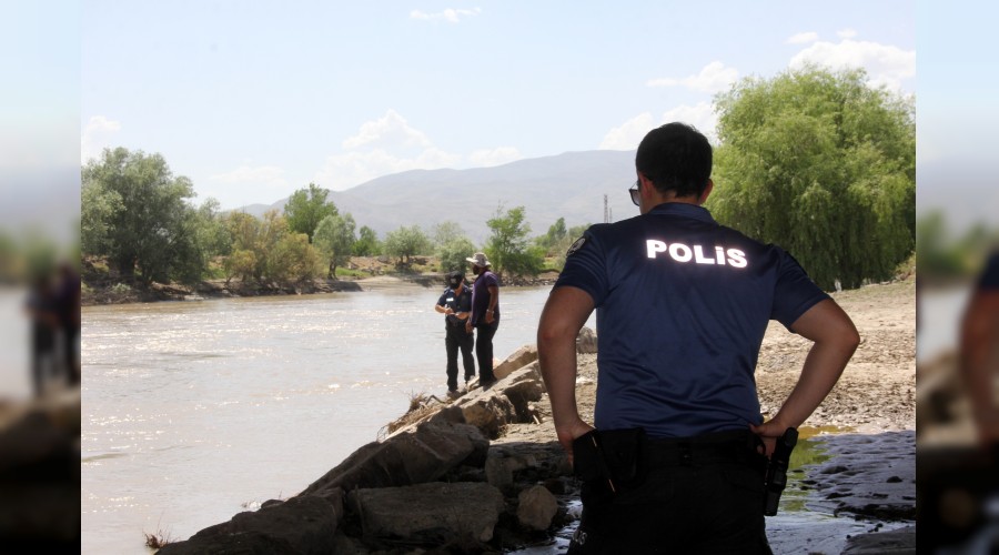 Nehre atlayan kadını kurtardı