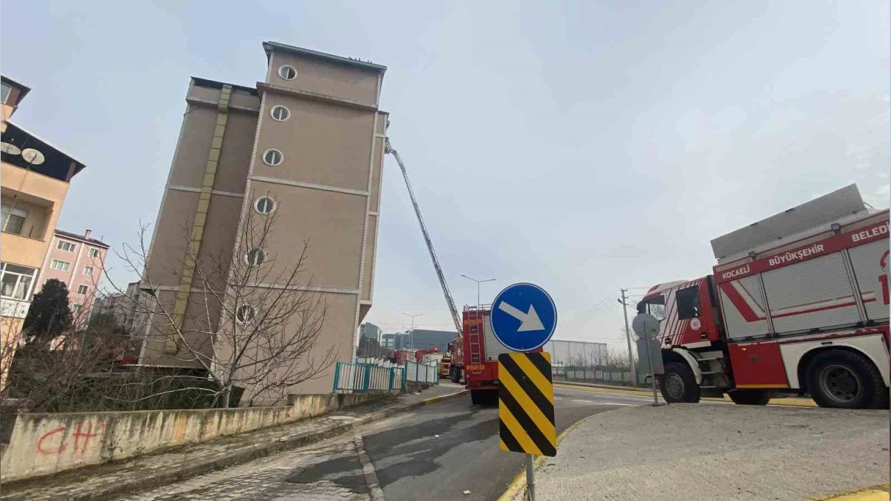 Öğrenci yurdunun çatısı yandı