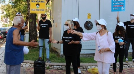 Öğrenciler maske dağıttı