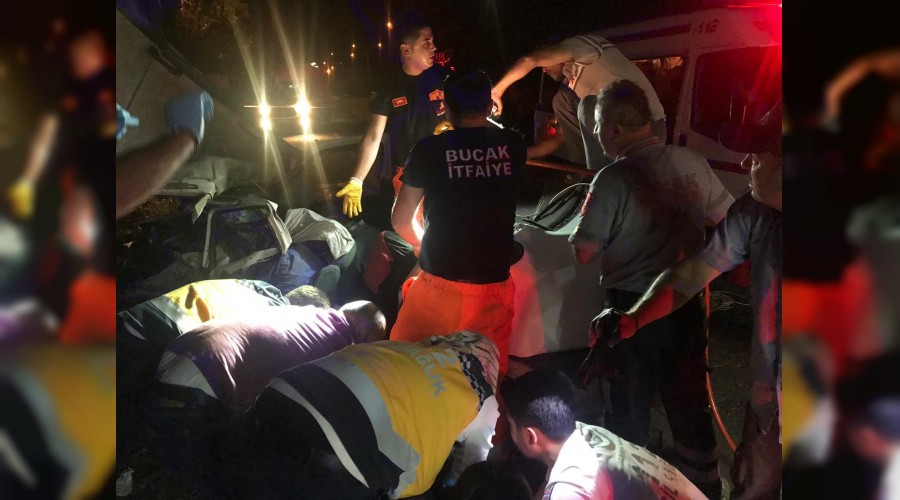 Otomobil ile kamyon çarpıştı: 3 ölü