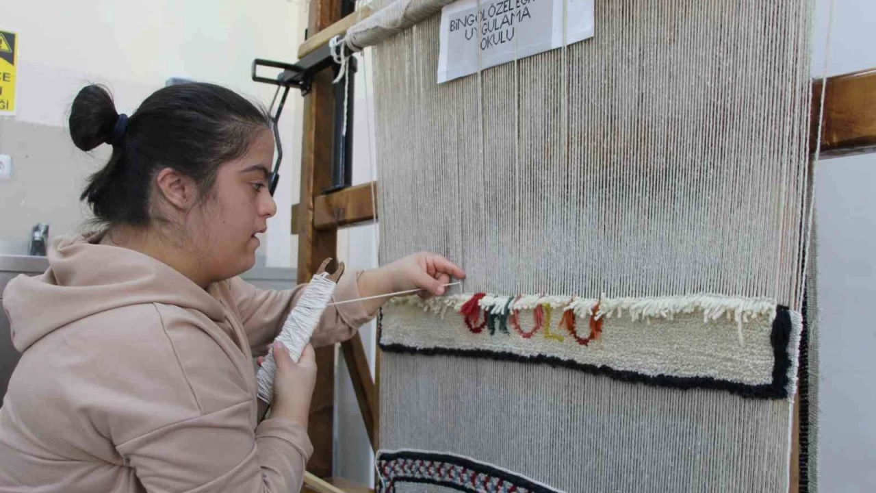 Özel öğrenciler asırlık teknikle halı dokuyor