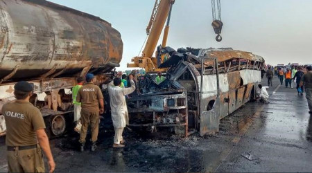Pakistan'da petrol tankeriyle yolcu otobüsü çarpıştı: 20 ölü