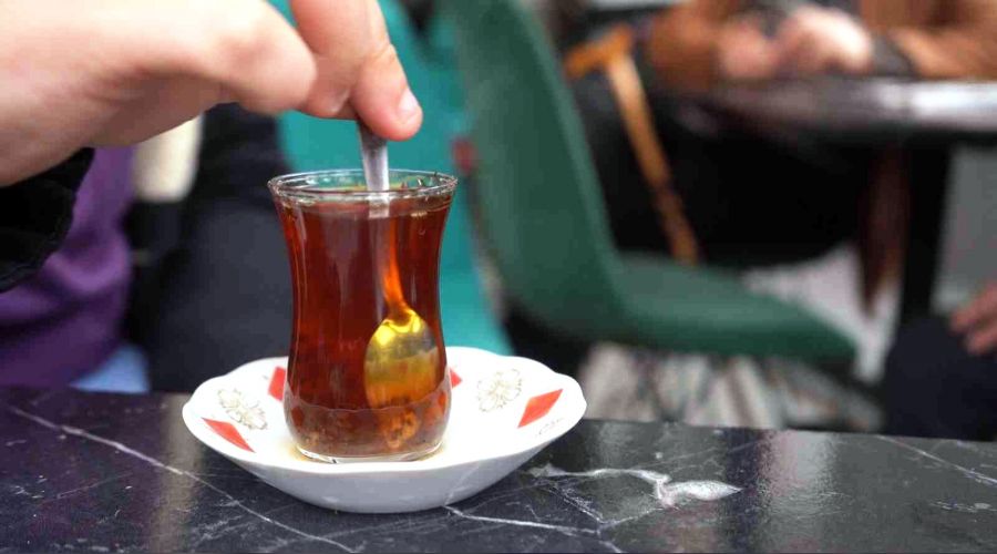 Çayın başkentinde sıcak çay hem el hem cep yakıyor