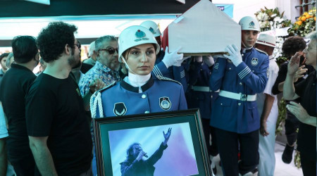 Sanatçı İlhan İrem son yolculuğuna uğurlandı