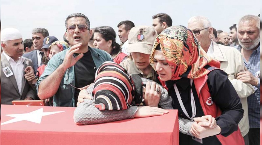 Şehit cenazelerinde gözyaşı sağanağı