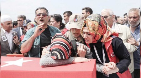 Şehit cenazelerinde gözyaşı sağanağı