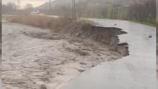 Şırnak'ta dereler taştı, yol çöktü