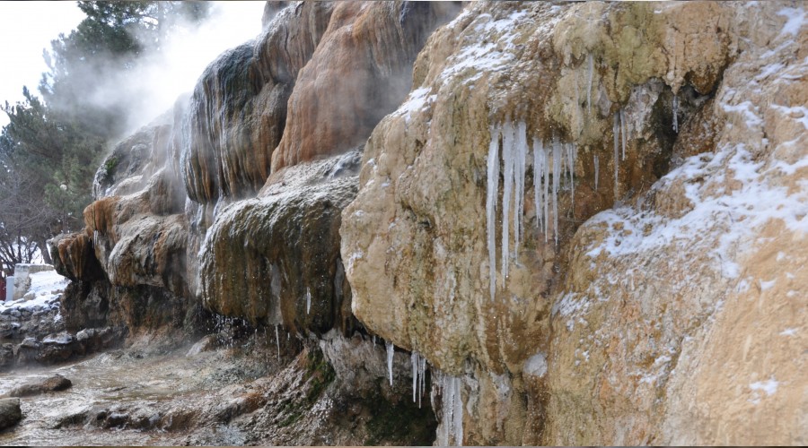 Soğuk hava termal şelaleyi dondurdu