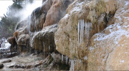 Soğuk hava termal şelaleyi dondurdu