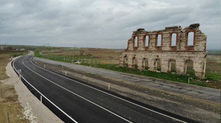 Tarihi duvara yol kıyağı