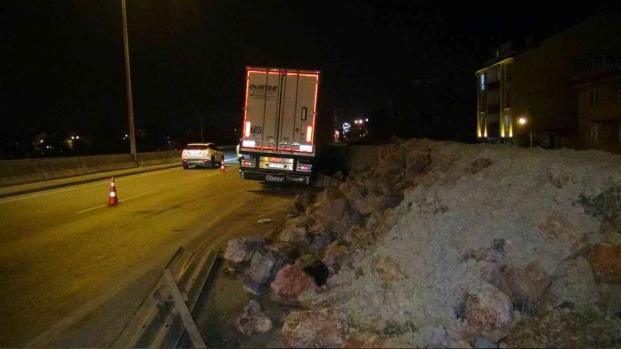 Tır bariyerlere çarparak sürüklendi