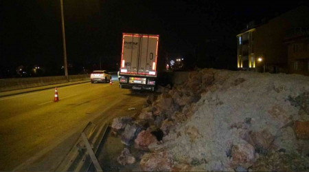 Tır bariyerlere çarparak sürüklendi