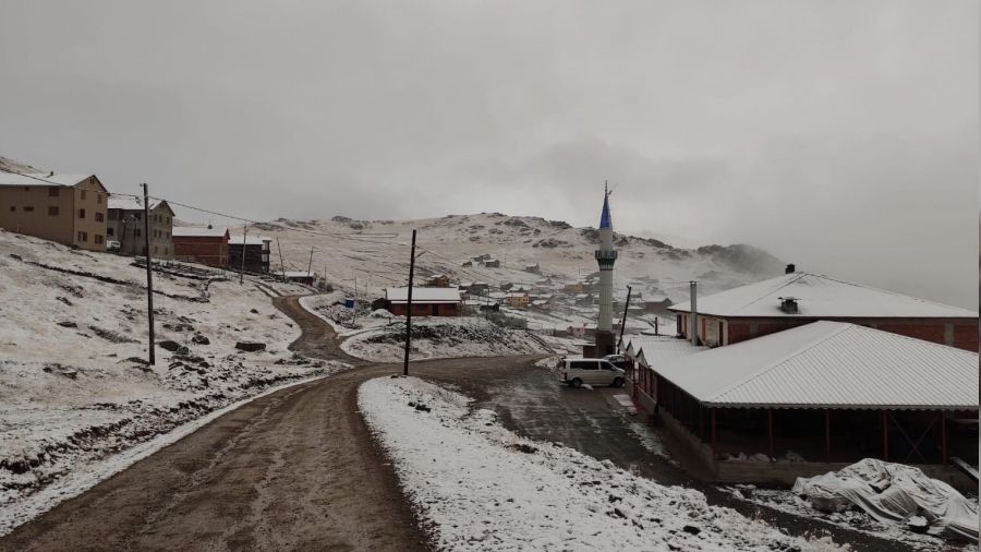 Trabzon'un yaylalarına mevsimin ilk karı yağdı