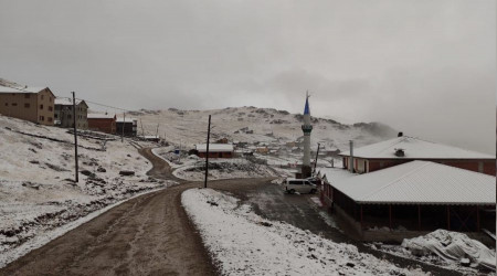 Trabzon'un yaylalarına mevsimin ilk karı yağdı