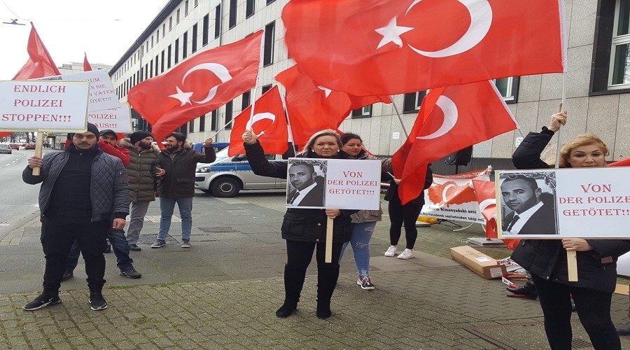Türkler, Alman polisini protesto etti