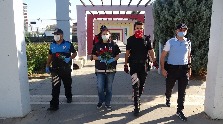 Uşak polisinden pandemiye gül kokulu mesaj